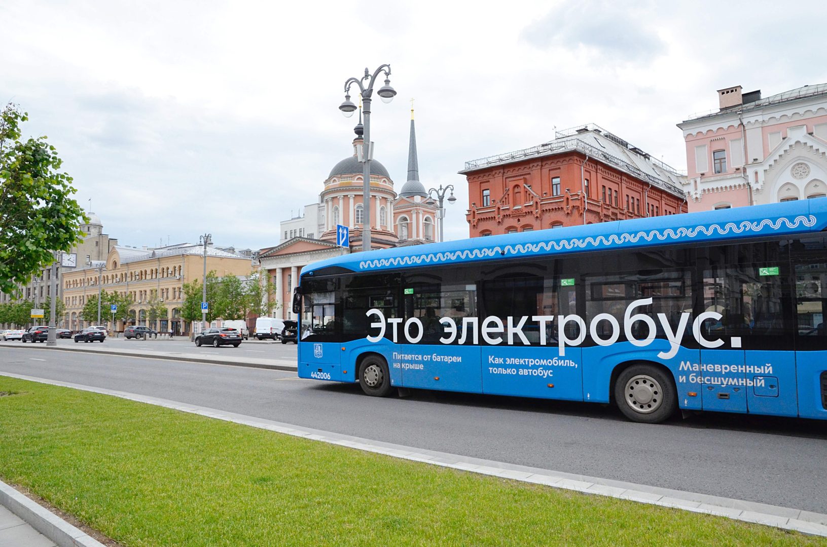 Новые остановки обеспечивают удобный доступ для горожан, способствуя повышению качества обслуживания пассажиров. Фото: Анна Быкова, «Вечерняя Москва»