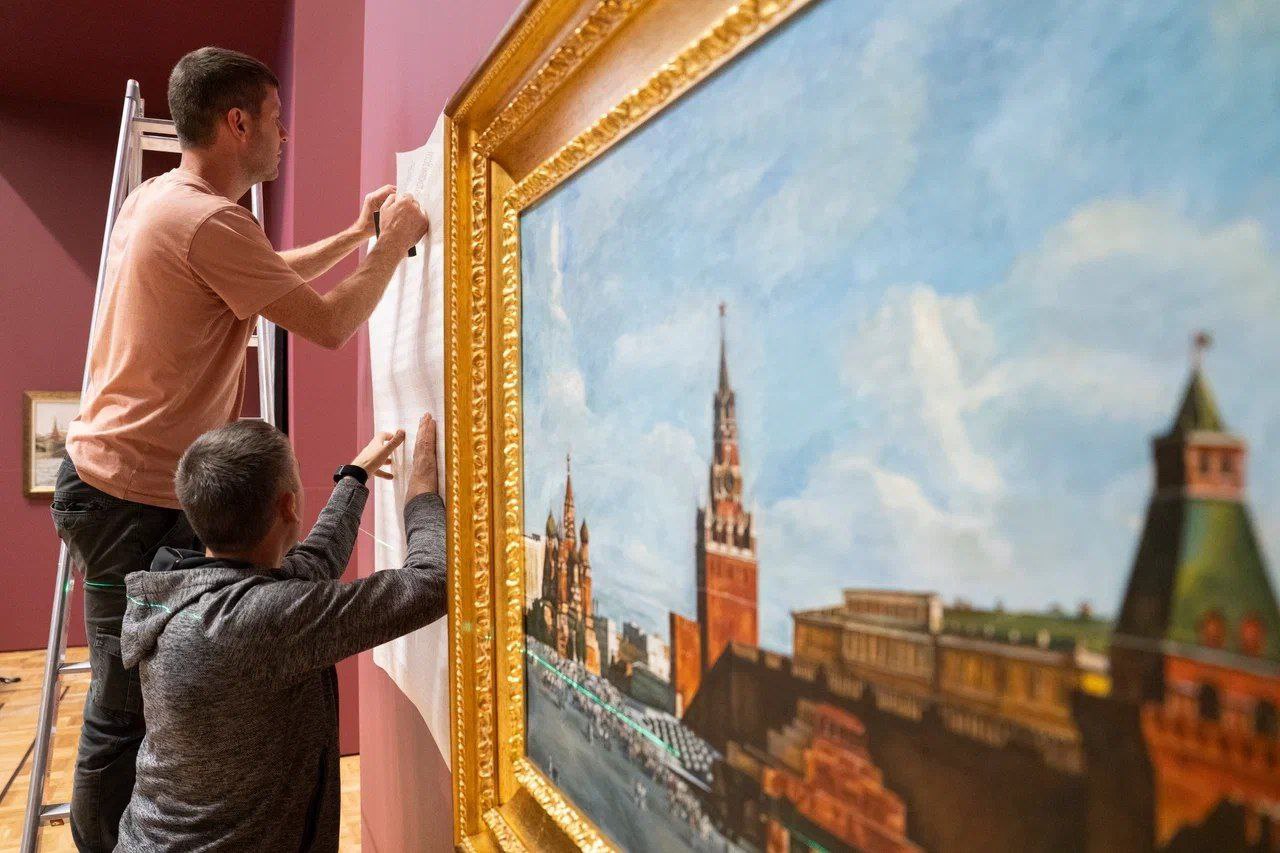 Из Санкт-Петербурга в Москву перевезли более 100 работ отечественных и зарубежных художников. Фото: Медиатека ВДНХ