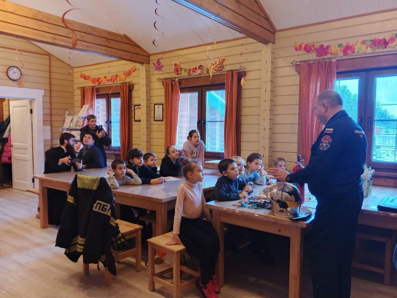 Огнеборцы из Внукова провели познавательное мероприятие для воспитанников воскресной школы