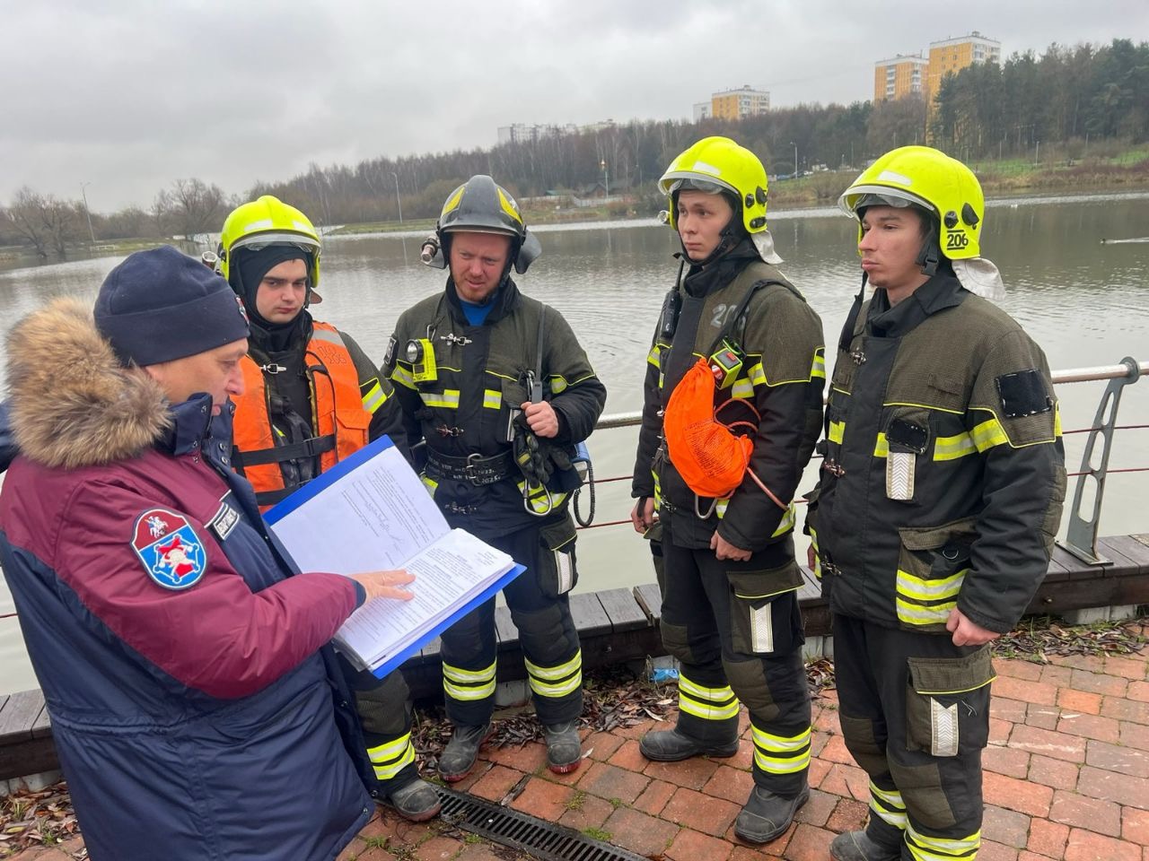 Первый лед — смертельная ловушка: спасатели из Внукова провели информационные беседы с горожанами