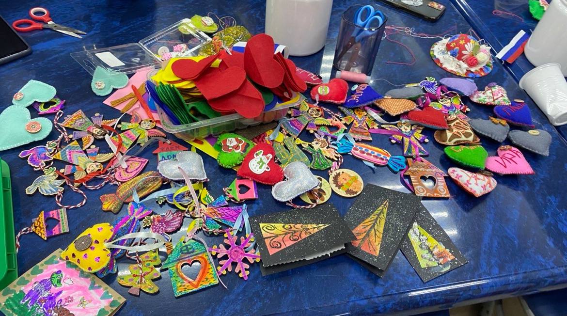 Письма с пожеланиями и подарки: как москвичи поздравляют бойцов на передовой с Новым годом