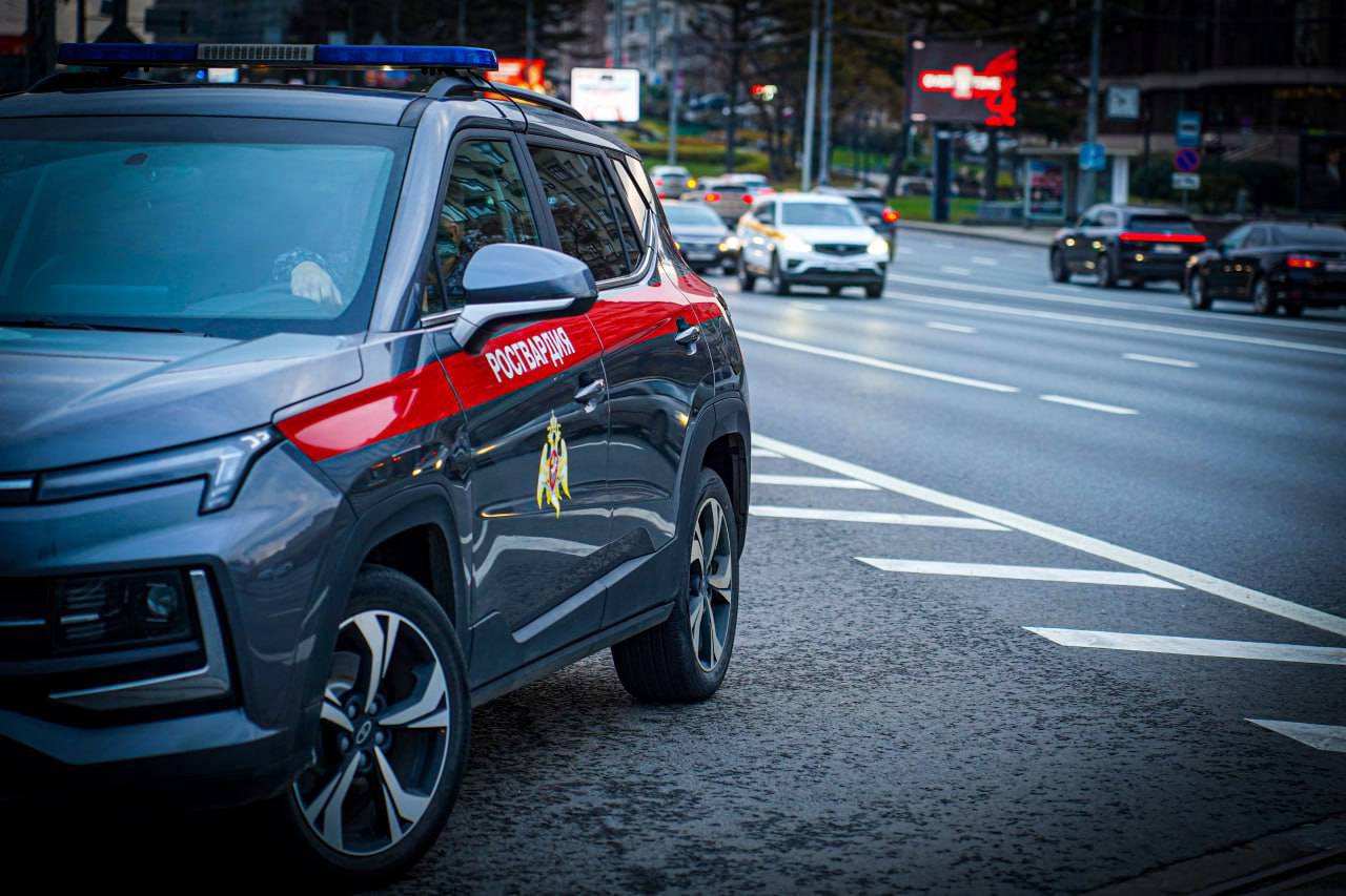 В Москве росгвардейцы задержали дебошира на территории школы