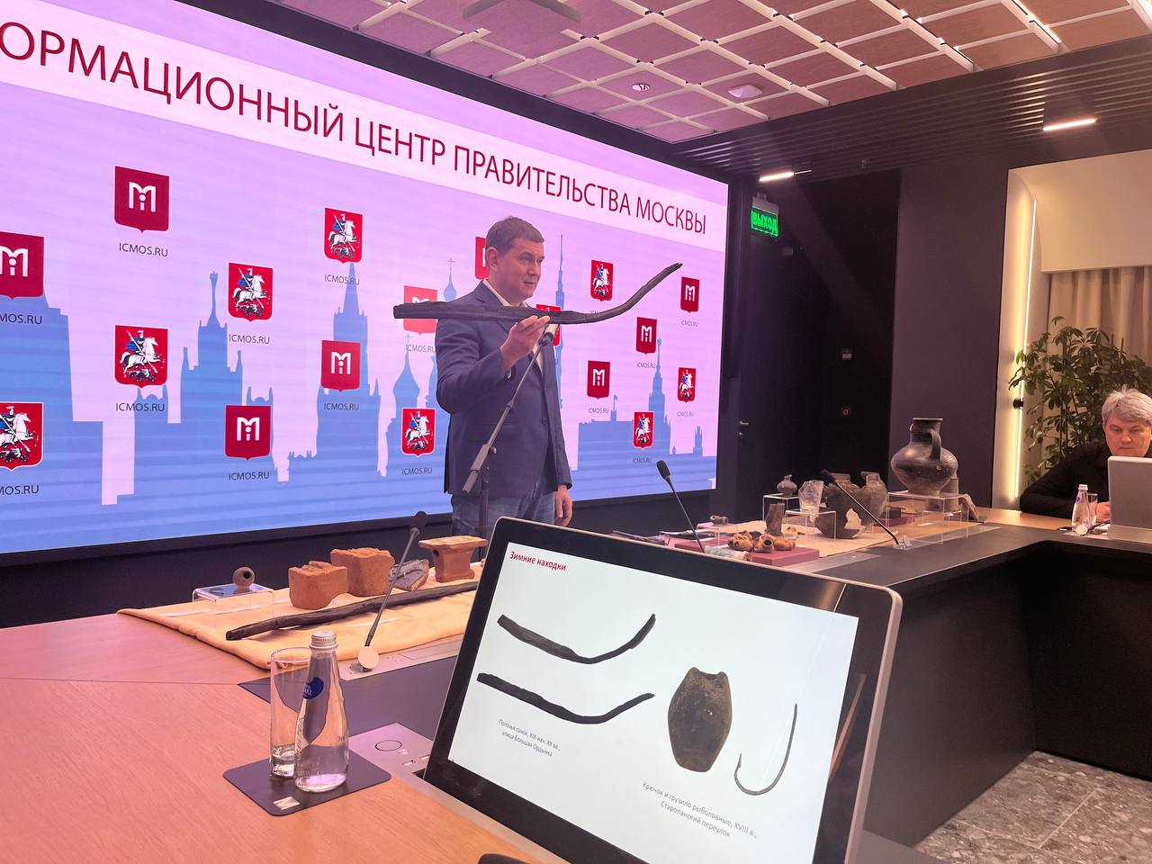 Руководитель Департамента культурного наследия города Москвы представил находки археологов за 2025 год