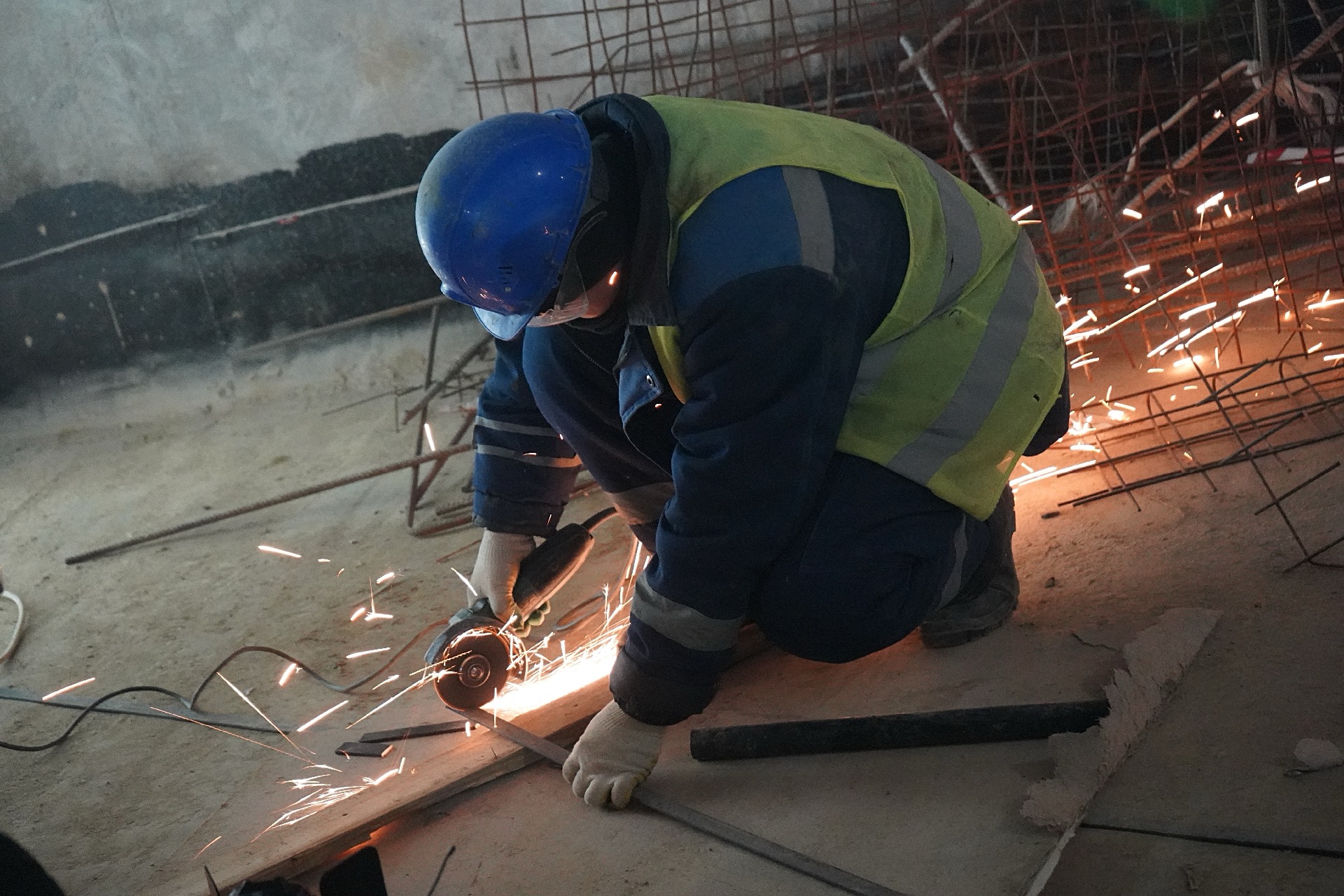 — Перегонные тоннели Московского метрополитена строят при помощи тоннелепроходческих механизированных комплексов диаметром шесть и десять метров. Щит прокладывает тоннель круглого сечения, оставляя за собой готовый контур из сборных элементов. С особым вниманием выполняют участки линий, проходящие под водными объектами.
