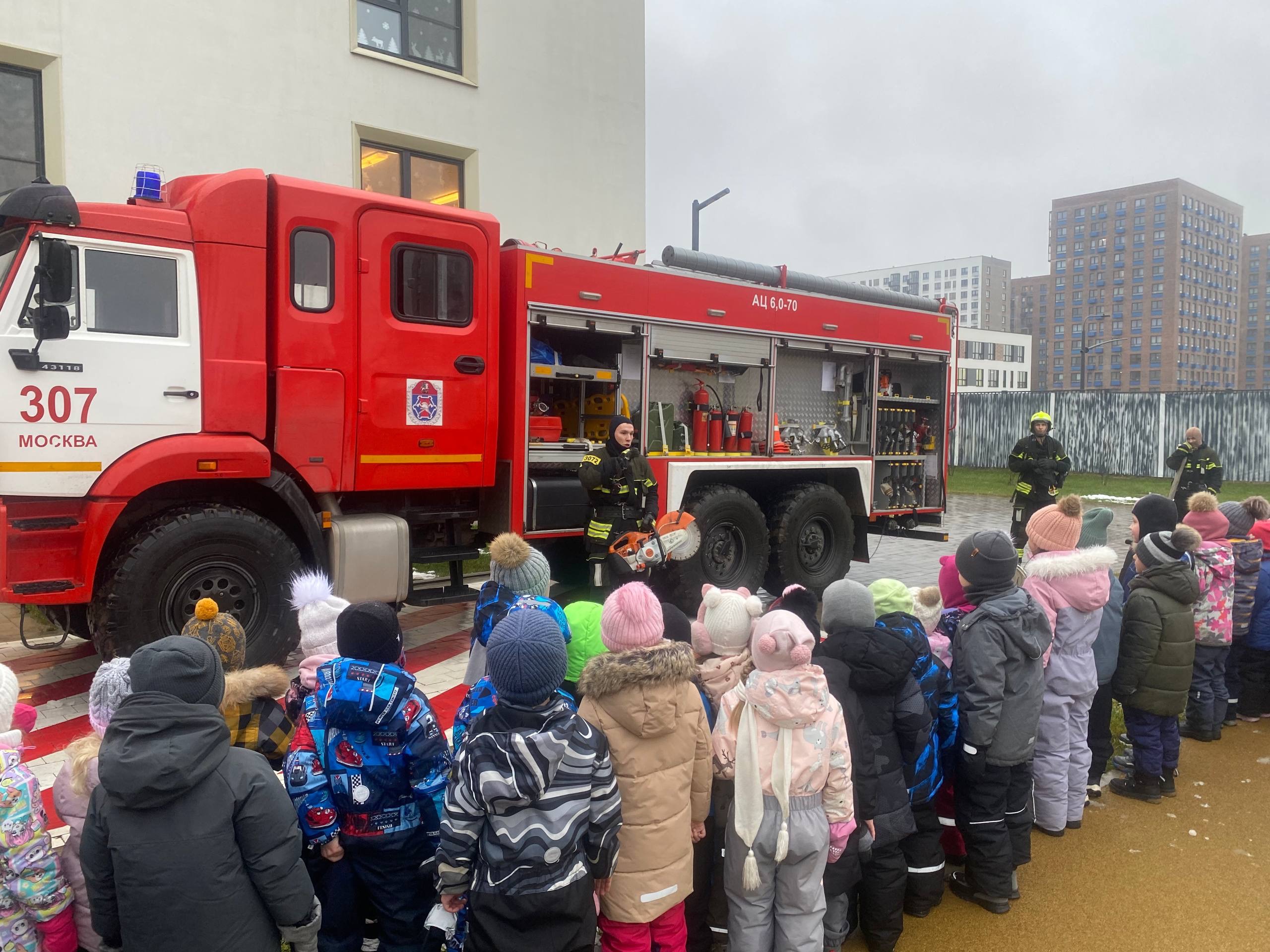 Спасатели из Внукова провели выездное мероприятие для школьников