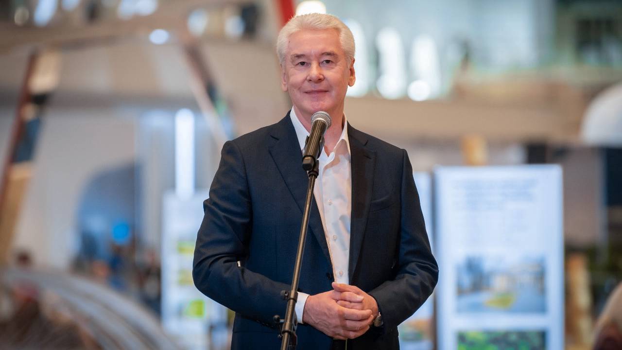 Собянин: Специалисты из Москвы продолжат оказывать помощь Донецку и Луганску