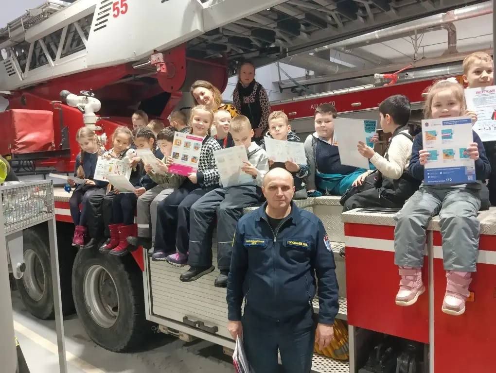 Для первоклассников провели экскурсию по пожарному депо в районе Внуково