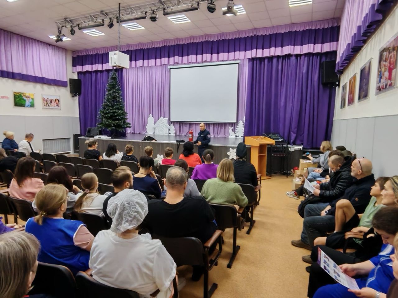 Огнеборцы из района Внуково напомнили об основах безопасности сотрудникам семейного центра