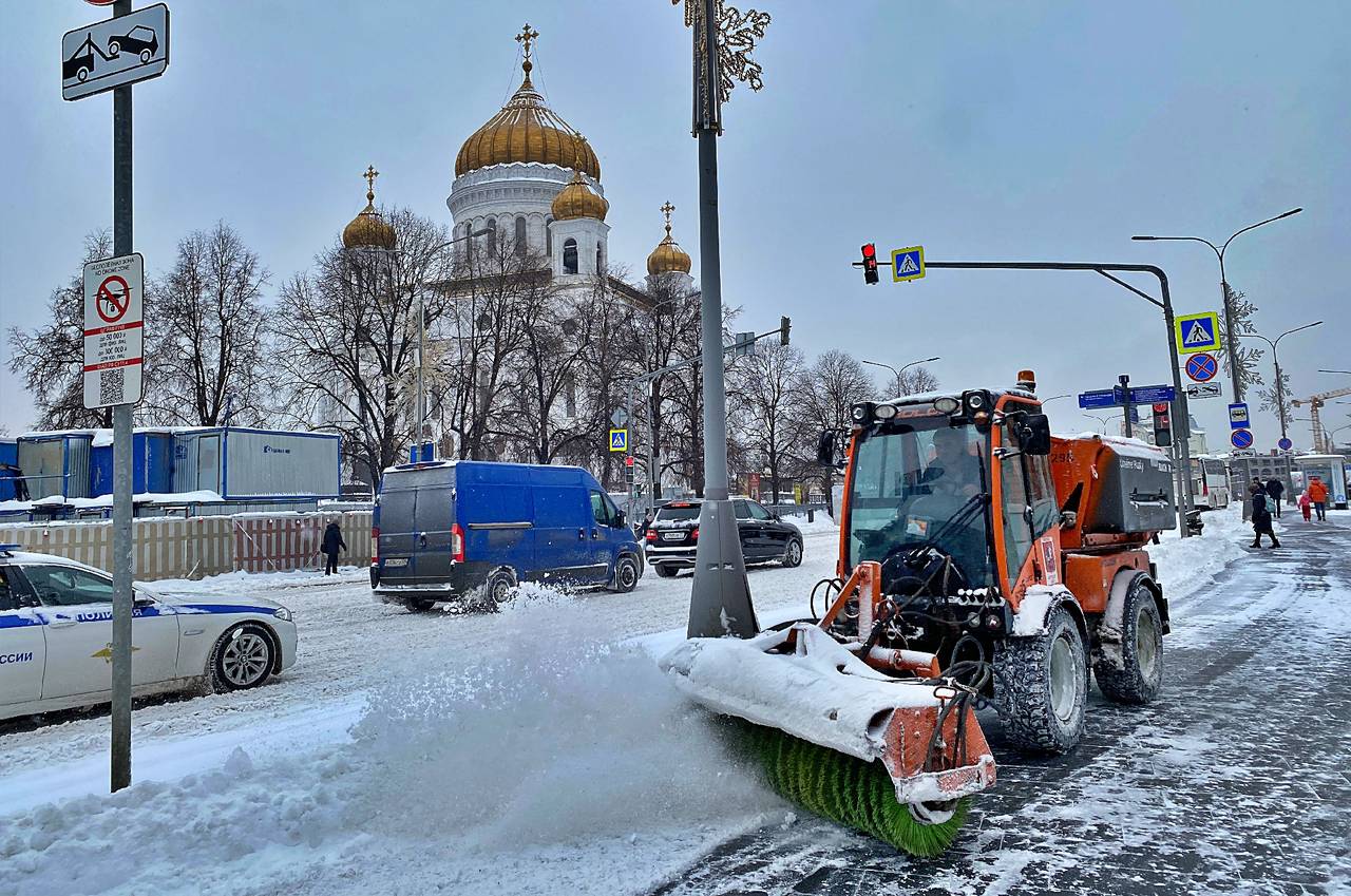 На усиленный режим работы из-за затяжных снегопадов перешли коммунальщики в Москве
