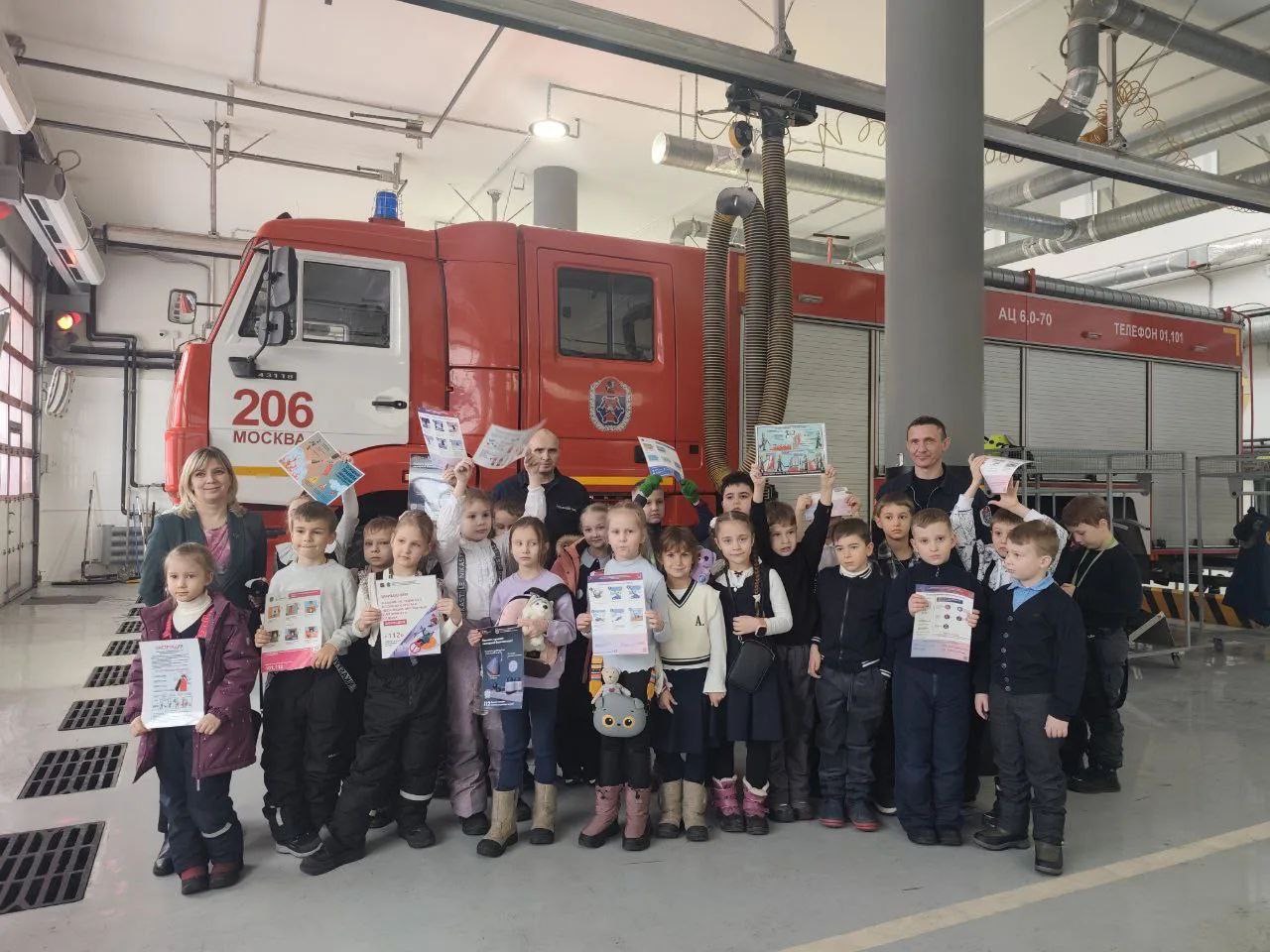 Экскурсию для первоклассников провели в пожарной части района Внуково