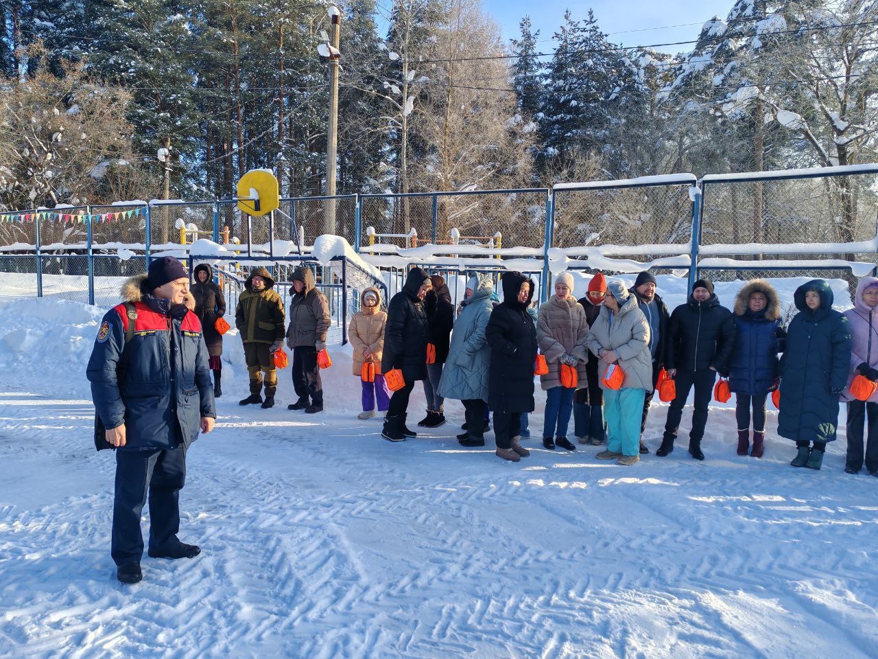 Огнеборцы провели профилактическое занятие на территории «Мой семейный центр «Молодая гвардия»